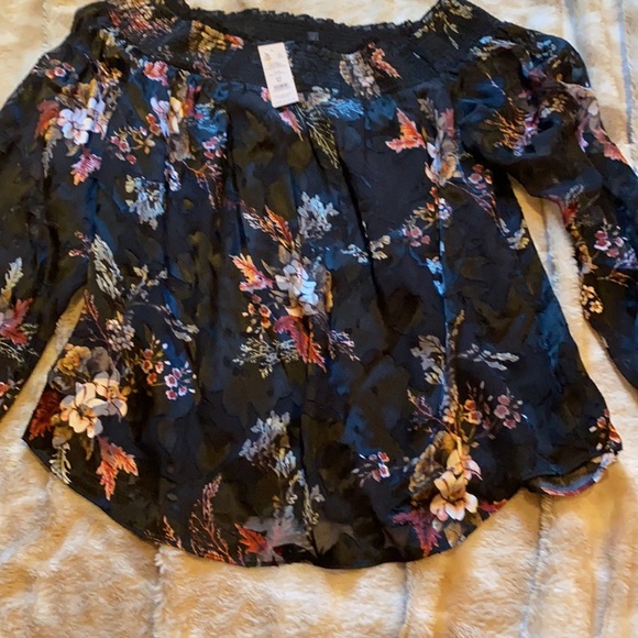 Gorgeous WHBM Off Shoulder Top - Picture 3 of 6